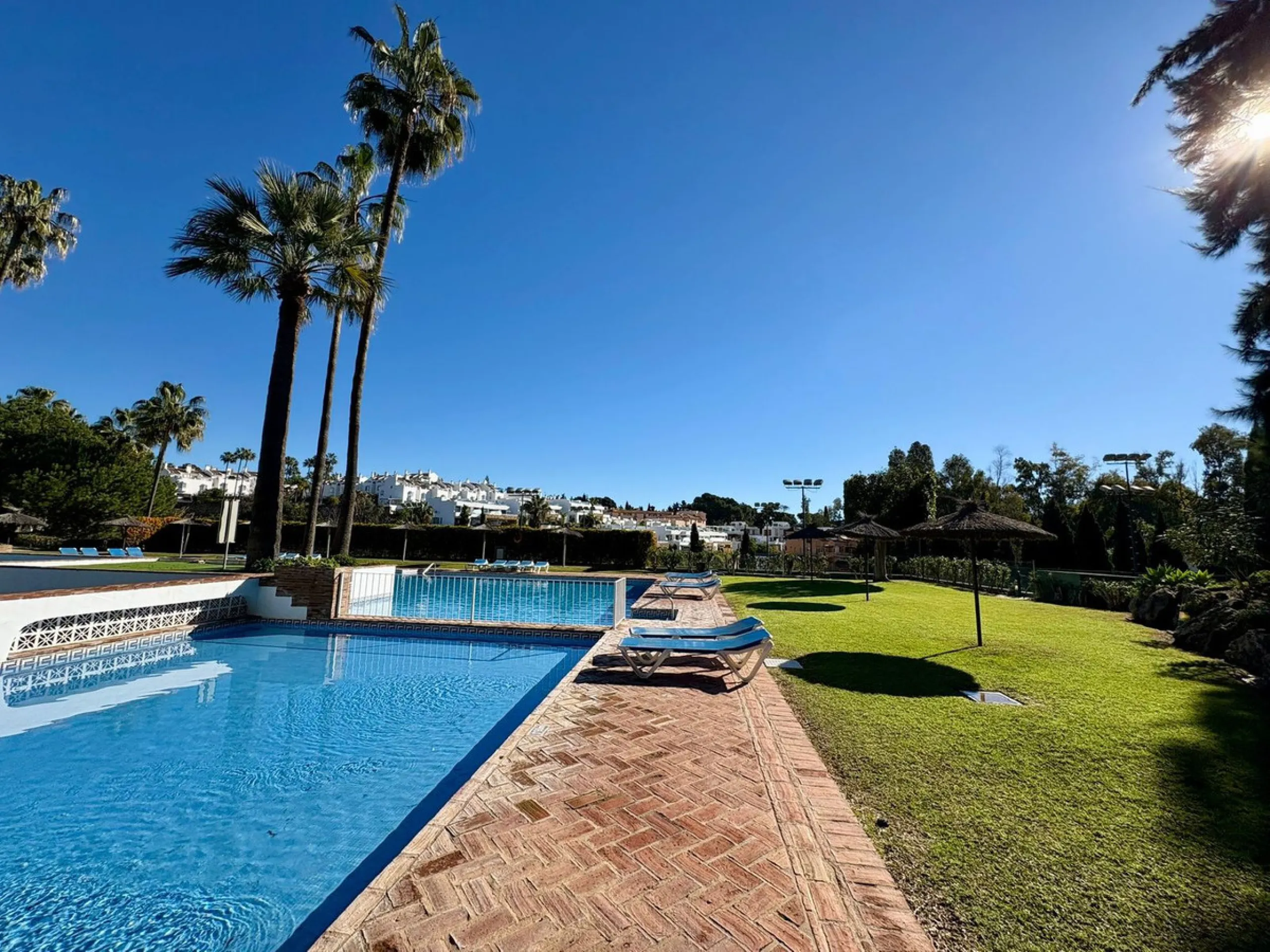 Situated within the highly sought after Señorío de Marbella, this 1 bedroom, 1 bathroom ground floor apartment presents an excellent opportunity to enjoy one of Marbella's most prestigious and well established communities.