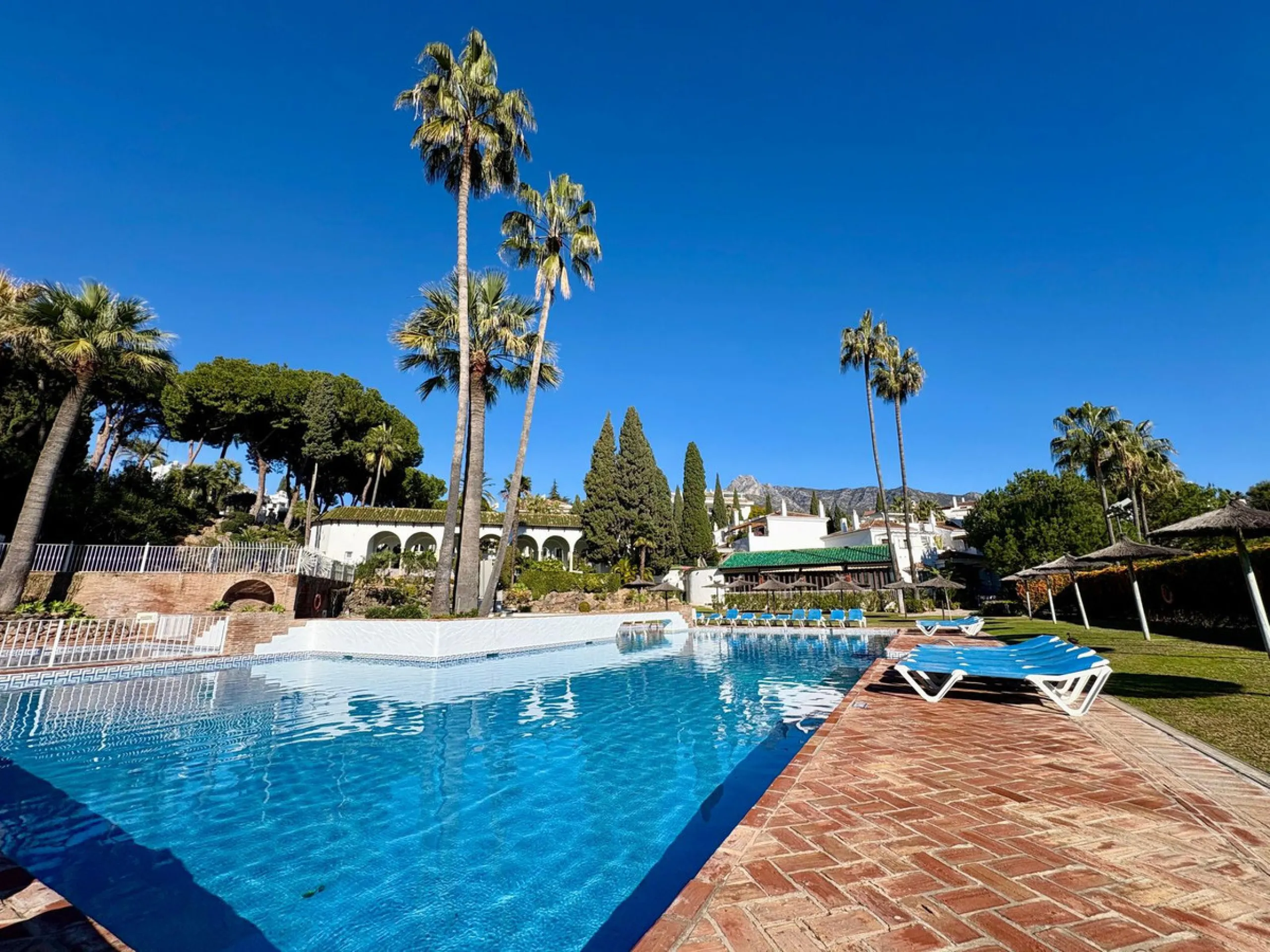 Situated within the highly sought after Señorío de Marbella, this 1 bedroom, 1 bathroom ground floor apartment presents an excellent opportunity to enjoy one of Marbella's most prestigious and well established communities.