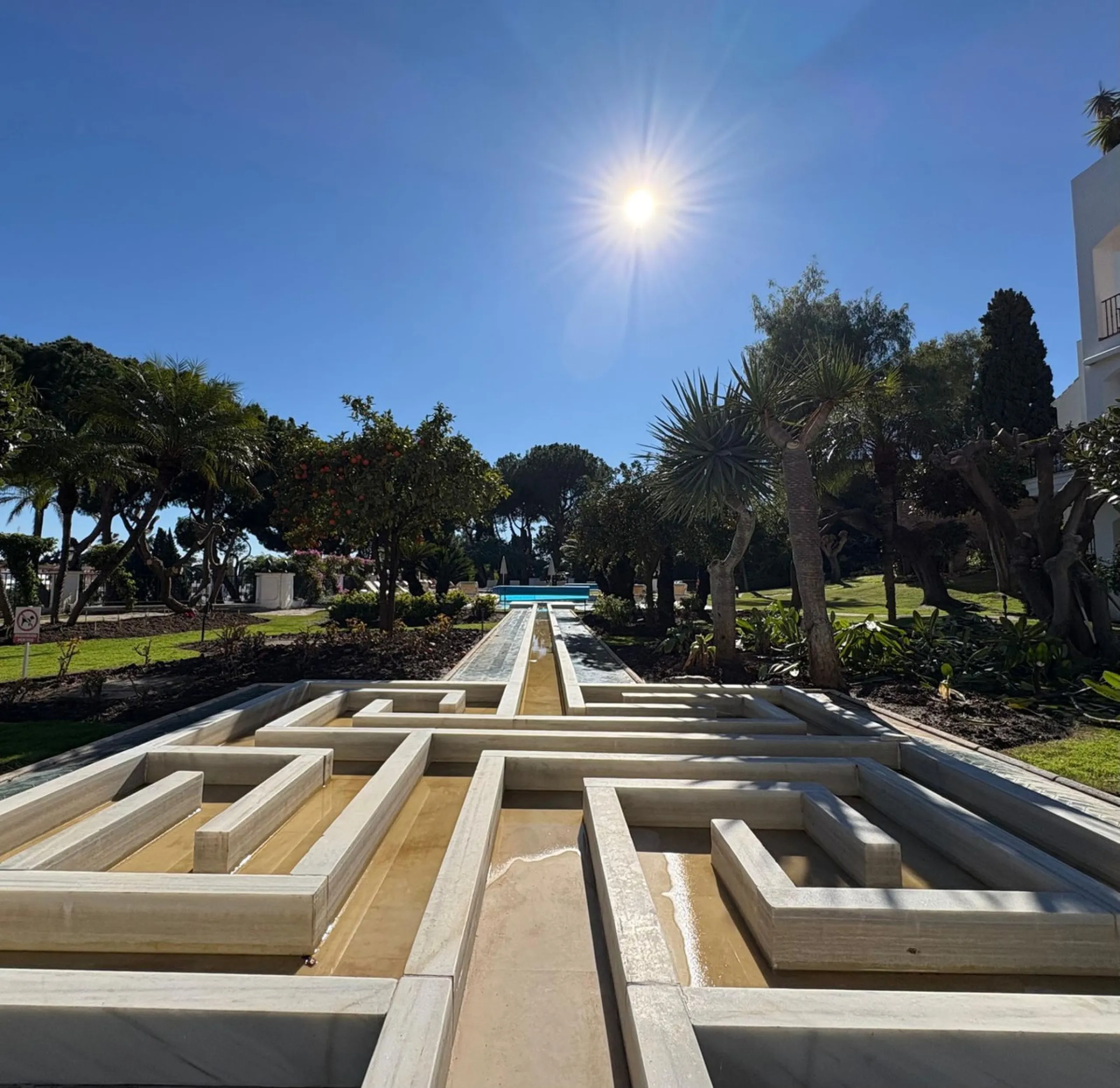 Situated within the highly sought after Señorío de Marbella, this 1 bedroom, 1 bathroom ground floor apartment presents an excellent opportunity to enjoy one of Marbella's most prestigious and well established communities.