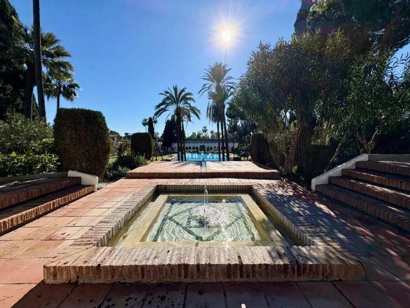 Situated within the highly sought after Señorío de Marbella, this 1 bedroom, 1 bathroom ground floor apartment presents an excellent opportunity to enjoy one of Marbella's most prestigious and well established communities.