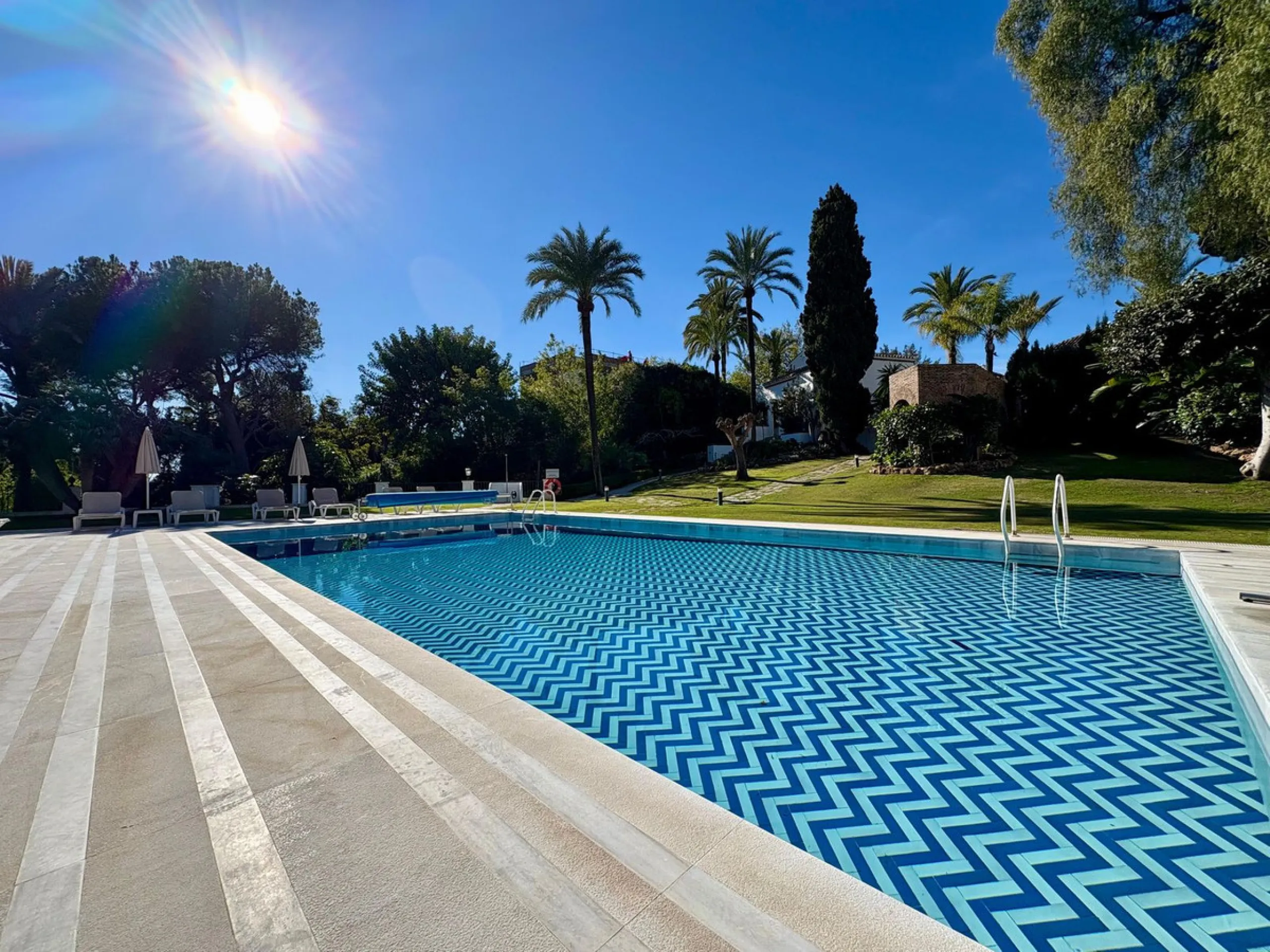 Situated within the highly sought after Señorío de Marbella, this 1 bedroom, 1 bathroom ground floor apartment presents an excellent opportunity to enjoy one of Marbella's most prestigious and well established communities.