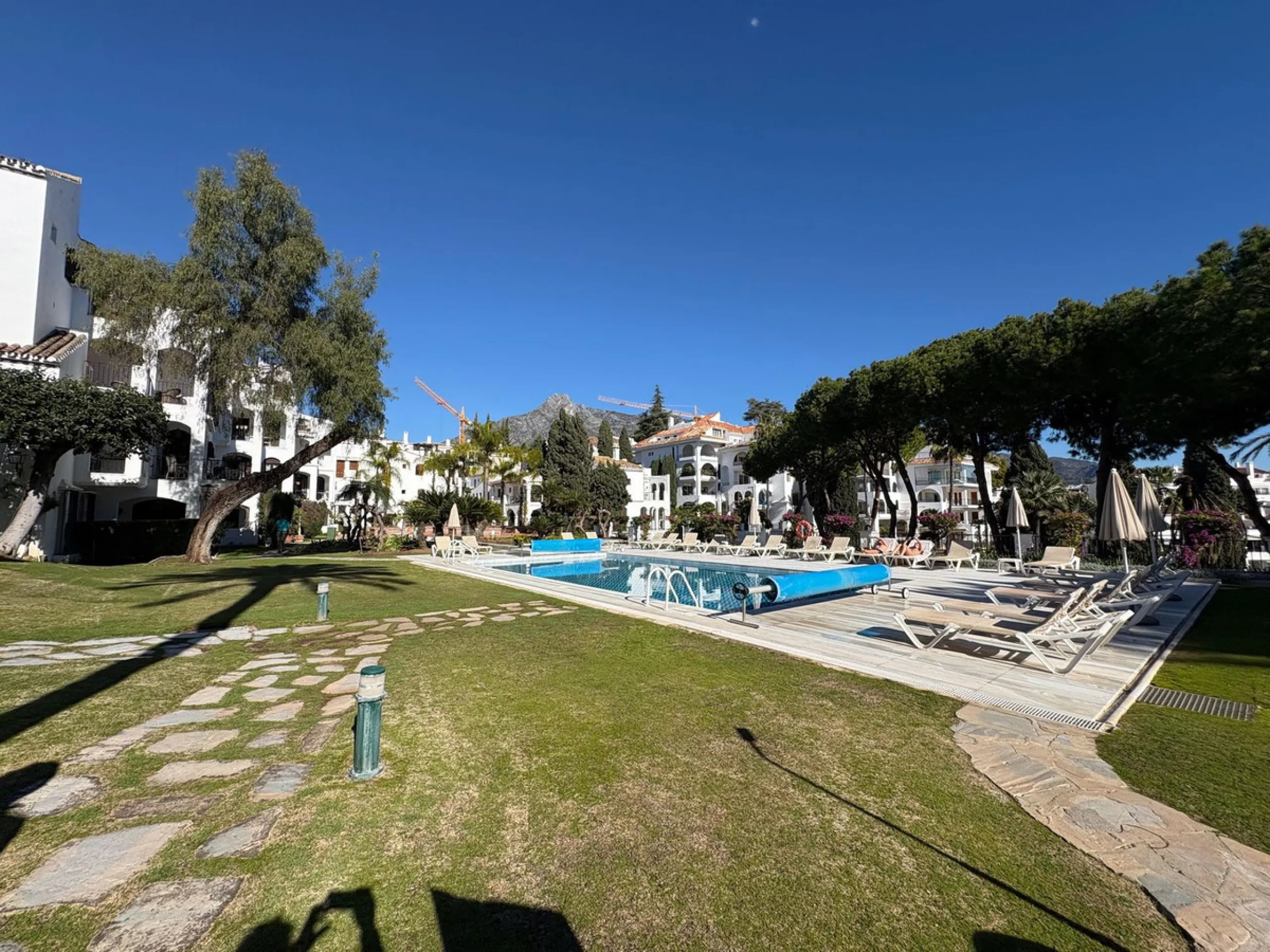 Situated within the highly sought after Señorío de Marbella, this 1 bedroom, 1 bathroom ground floor apartment presents an excellent opportunity to enjoy one of Marbella's most prestigious and well established communities.