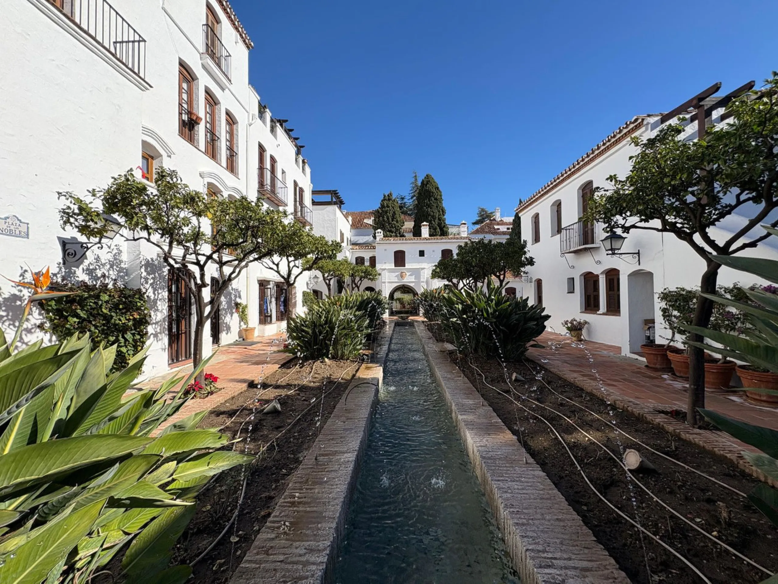 Situated within the highly sought after Señorío de Marbella, this 1 bedroom, 1 bathroom ground floor apartment presents an excellent opportunity to enjoy one of Marbella's most prestigious and well established communities.