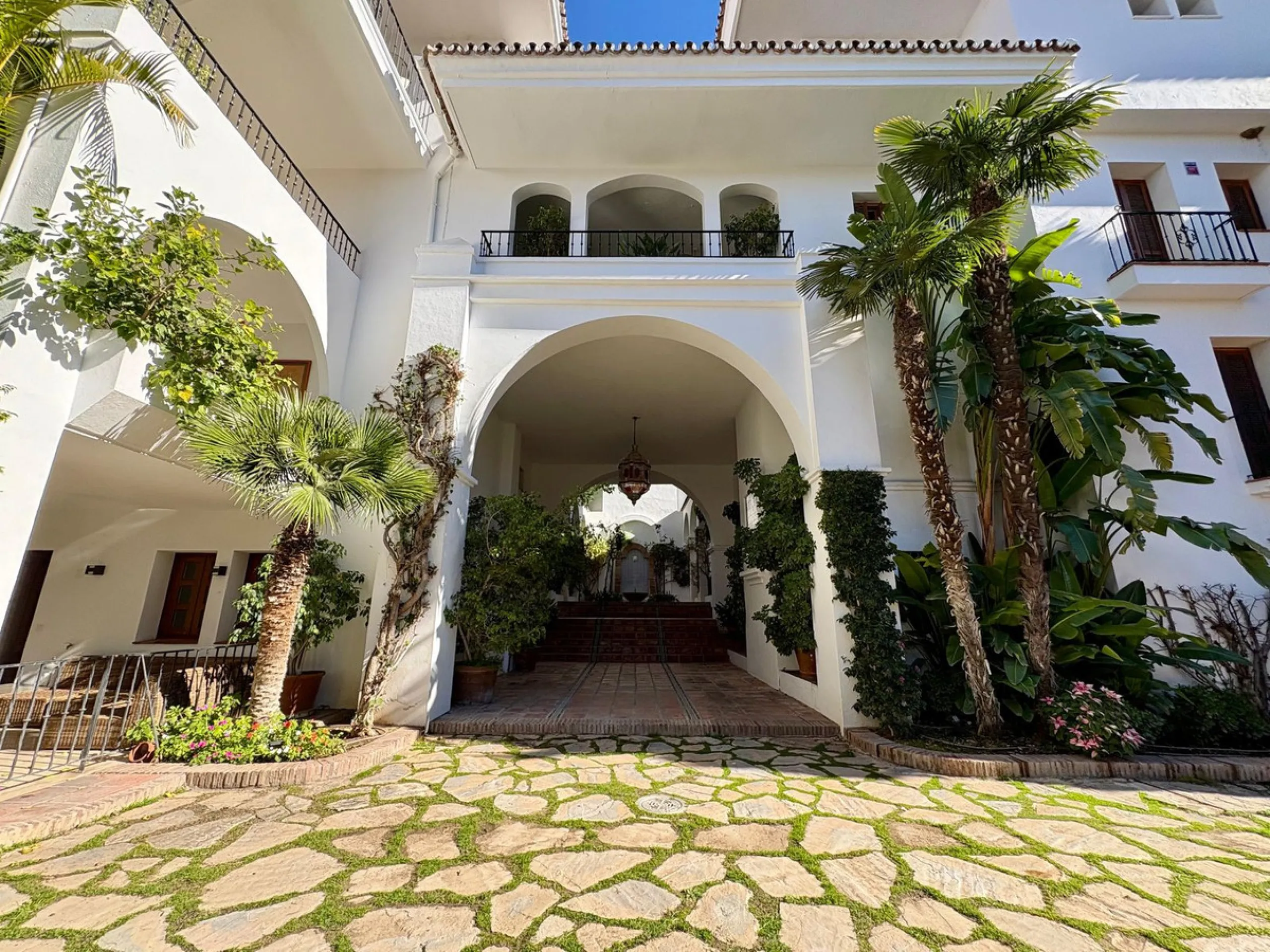 Situated within the highly sought after Señorío de Marbella, this 1 bedroom, 1 bathroom ground floor apartment presents an excellent opportunity to enjoy one of Marbella's most prestigious and well established communities.