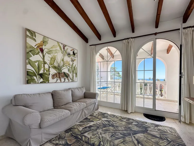 Villa with 1,500 m² Plot and Sea Views in Estepona – A Unique Opportunity with Great Potential