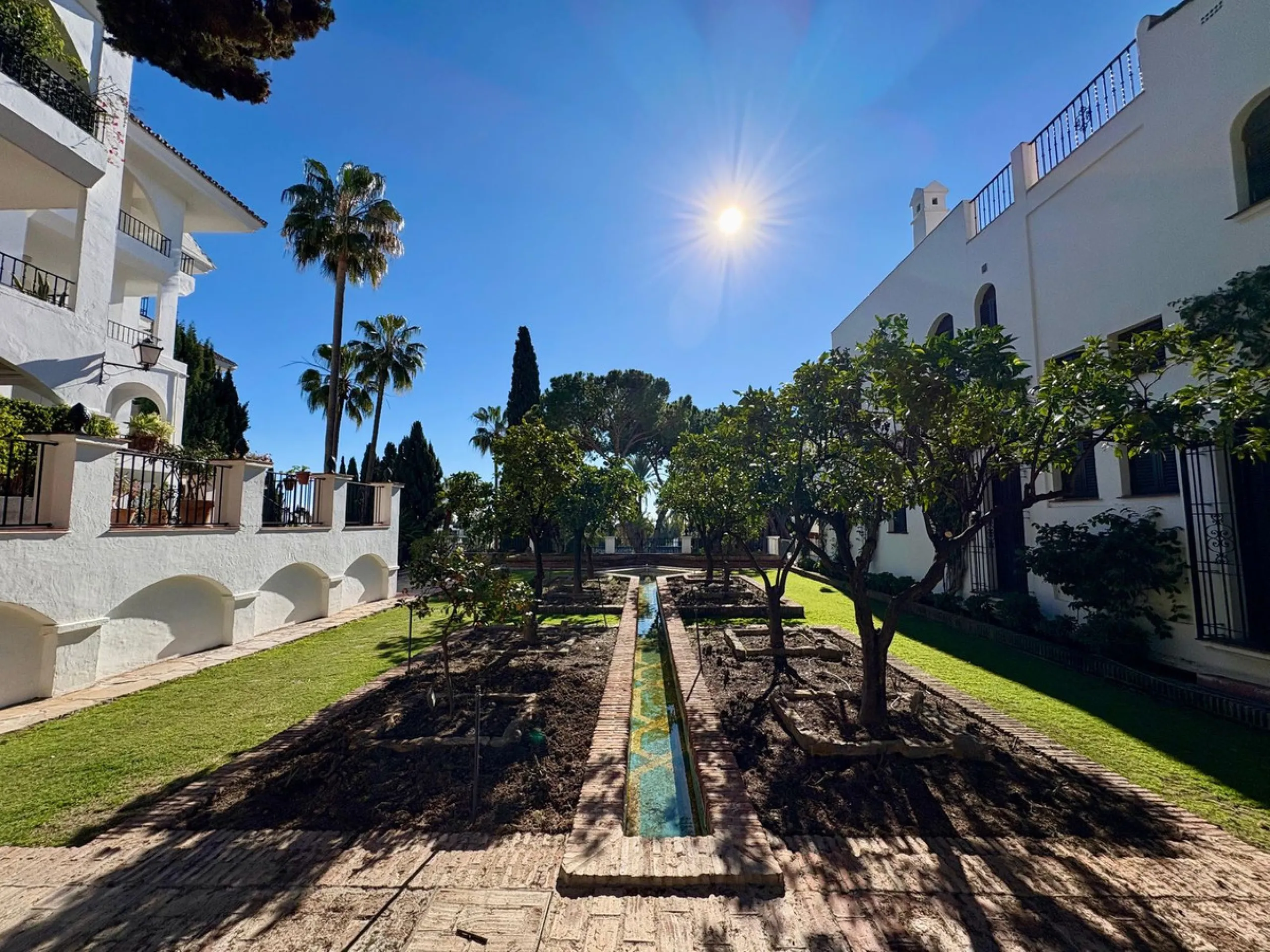 Situated within the highly sought after Señorío de Marbella, this 1 bedroom, 1 bathroom ground floor apartment presents an excellent opportunity to enjoy one of Marbella's most prestigious and well established communities.