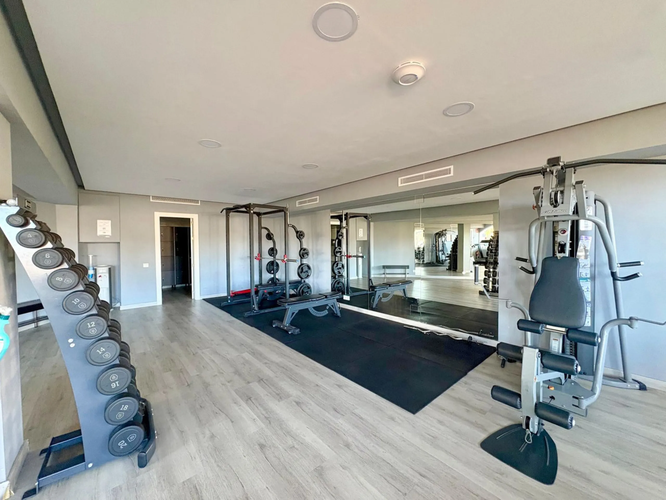Situated within the highly sought after Señorío de Marbella, this 1 bedroom, 1 bathroom ground floor apartment presents an excellent opportunity to enjoy one of Marbella's most prestigious and well established communities.