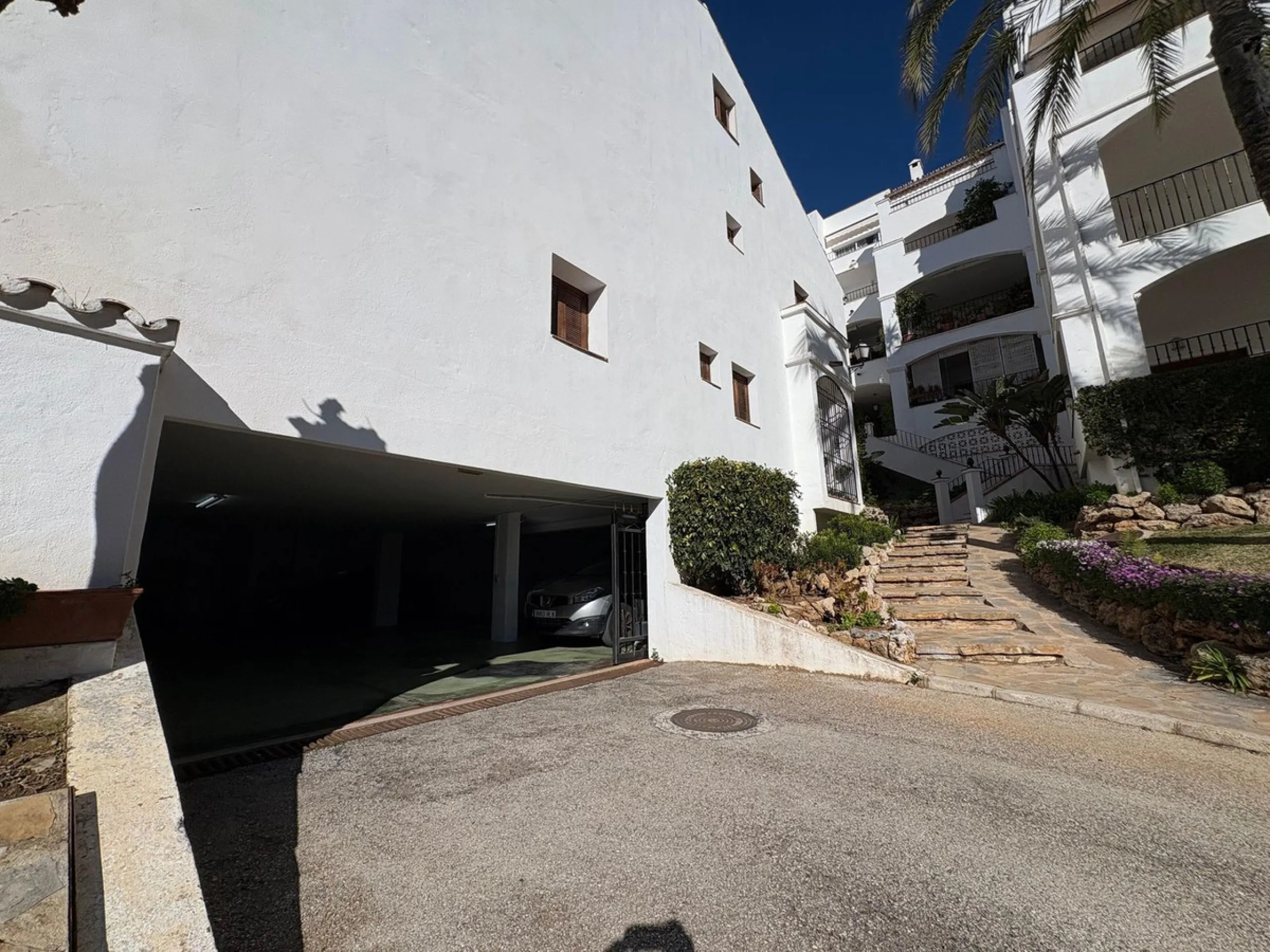 Situated within the highly sought after Señorío de Marbella, this 1 bedroom, 1 bathroom ground floor apartment presents an excellent opportunity to enjoy one of Marbella's most prestigious and well established communities.