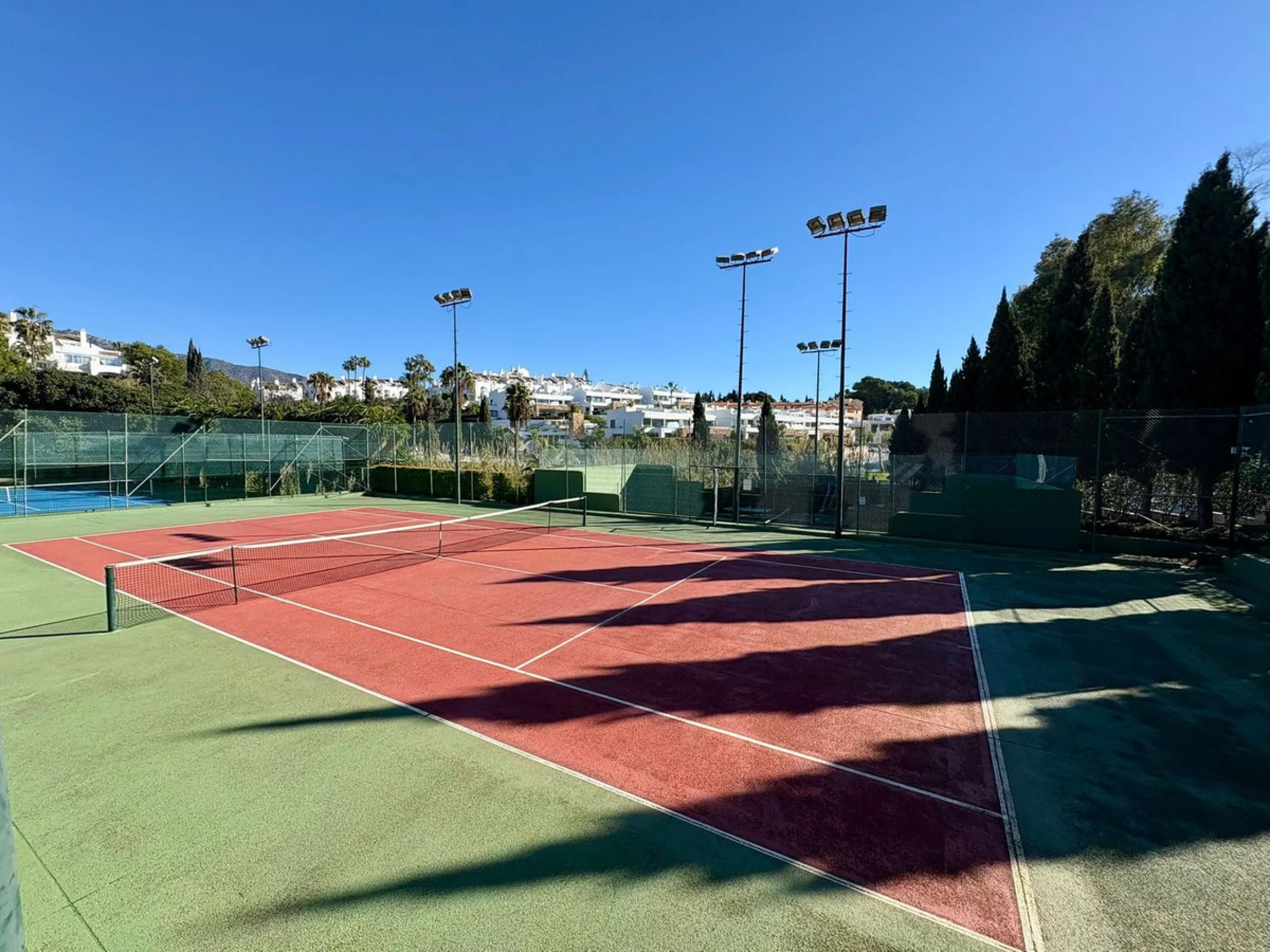 Situated within the highly sought after Señorío de Marbella, this 1 bedroom, 1 bathroom ground floor apartment presents an excellent opportunity to enjoy one of Marbella's most prestigious and well established communities.