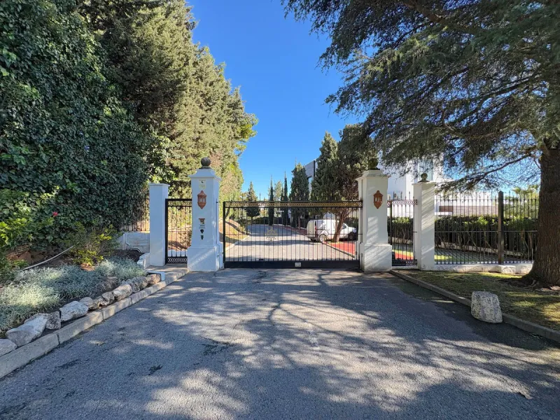 Situated within the highly sought after Señorío de Marbella, this 1 bedroom, 1 bathroom ground floor apartment presents an excellent opportunity to enjoy one of Marbella's most prestigious and well established communities.