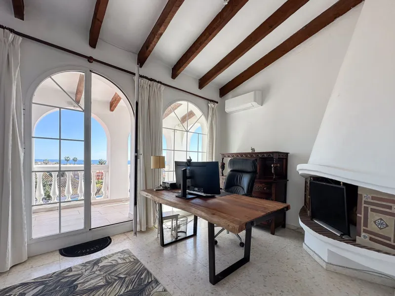 Villa with 1,500 m² Plot and Sea Views in Estepona – A Unique Opportunity with Great Potential