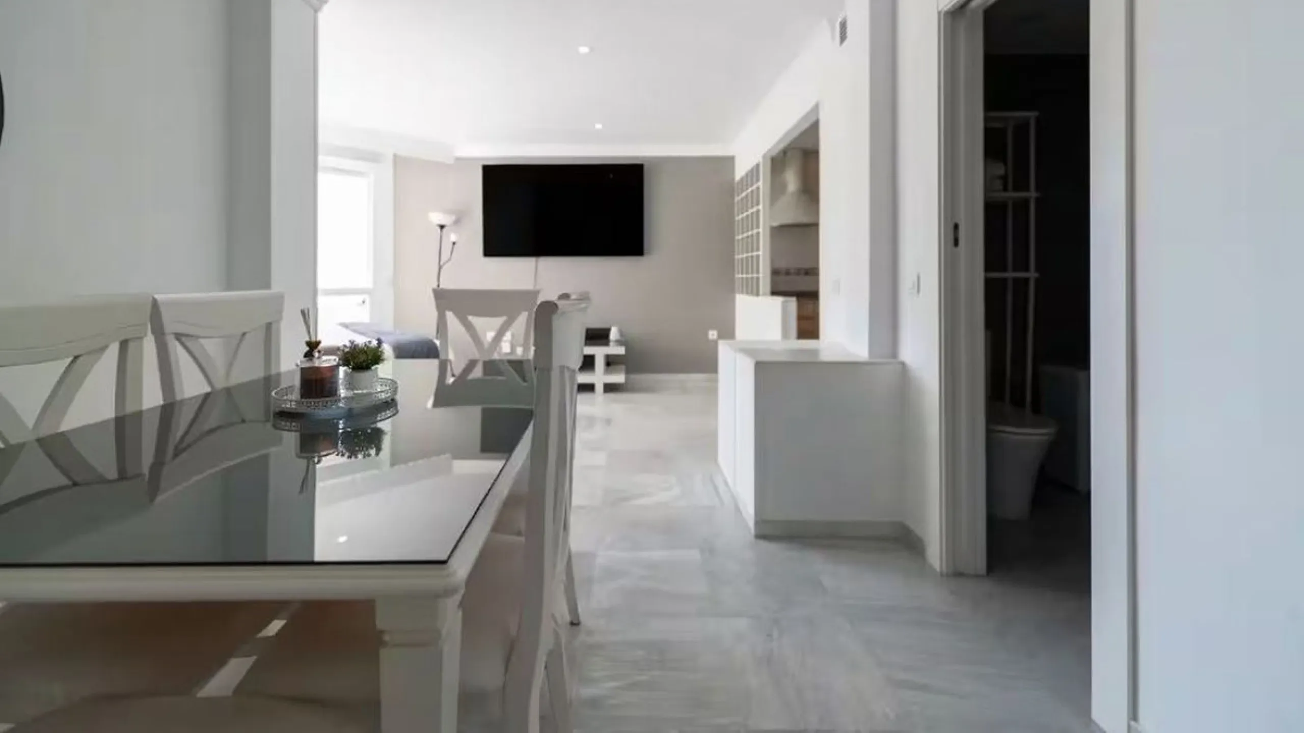 Beautiful, fully furnished and equipped studio apartment located in an iconic Marbella building, just steps from the beach in the town center and its promenade. South-facing, it has a total built area of ​​52 m². The layout includes an entrance hall, sepa