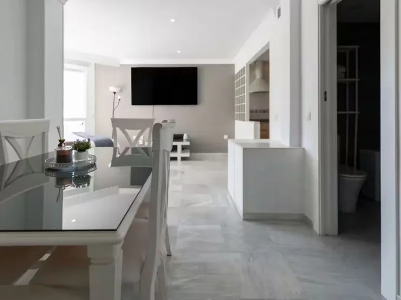 Beautiful, fully furnished and equipped studio apartment located in an iconic Marbella building, just steps from the beach in the town center and its promenade. South-facing, it has a total built area of ​​52 m². The layout includes an entrance hall, sepa