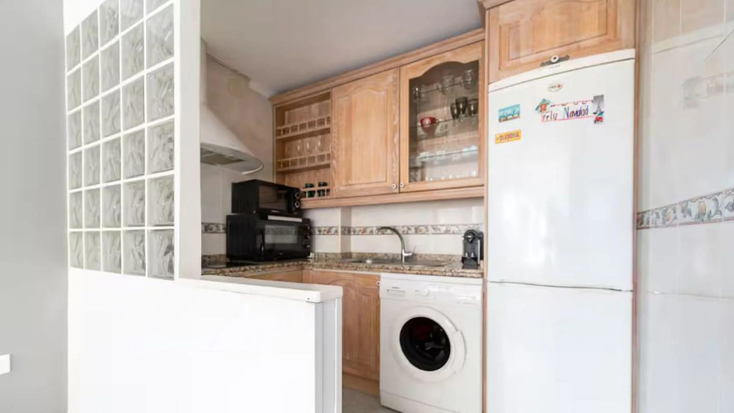 Beautiful, fully furnished and equipped studio apartment located in an iconic Marbella building, just steps from the beach in the town center and its promenade. South-facing, it has a total built area of ​​52 m². The layout includes an entrance hall, sepa