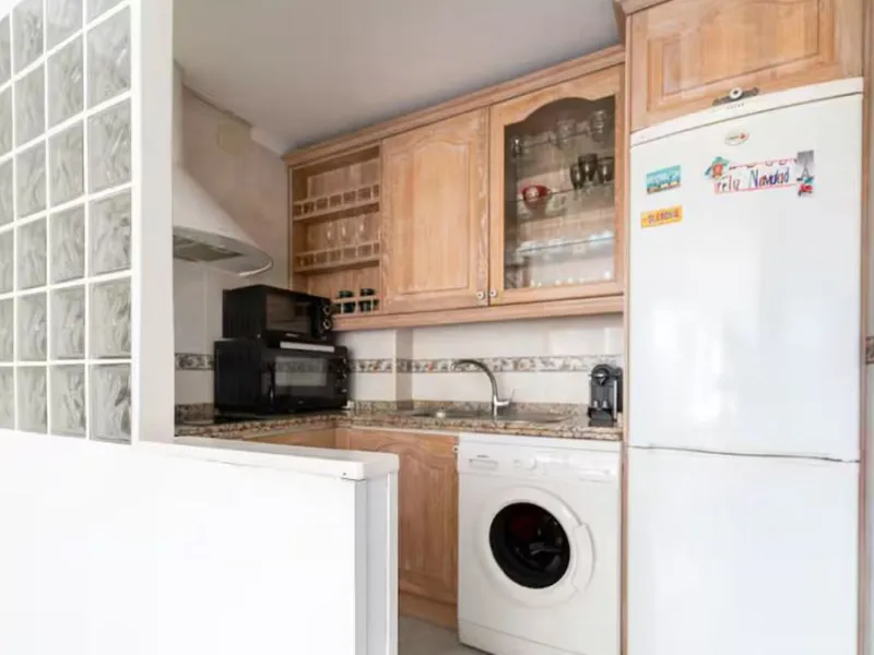 Beautiful, fully furnished and equipped studio apartment located in an iconic Marbella building, just steps from the beach in the town center and its promenade. South-facing, it has a total built area of ​​52 m². The layout includes an entrance hall, sepa