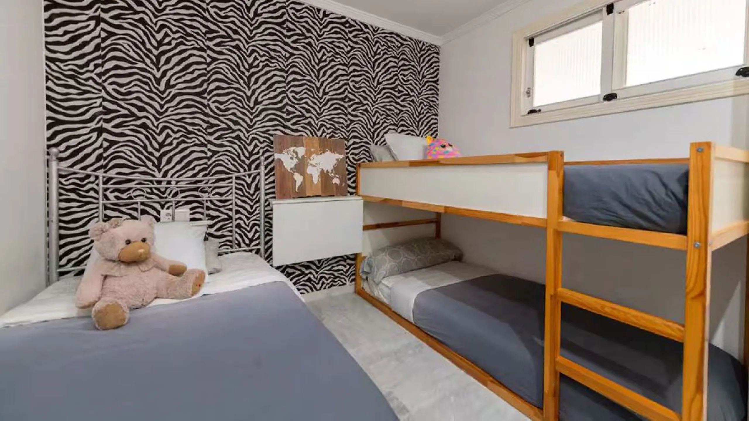 Beautiful, fully furnished and equipped studio apartment located in an iconic Marbella building, just steps from the beach in the town center and its promenade. South-facing, it has a total built area of ​​52 m². The layout includes an entrance hall, sepa