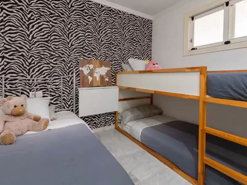 Beautiful, fully furnished and equipped studio apartment located in an iconic Marbella building, just steps from the beach in the town center and its promenade. South-facing, it has a total built area of ​​52 m². The layout includes an entrance hall, sepa