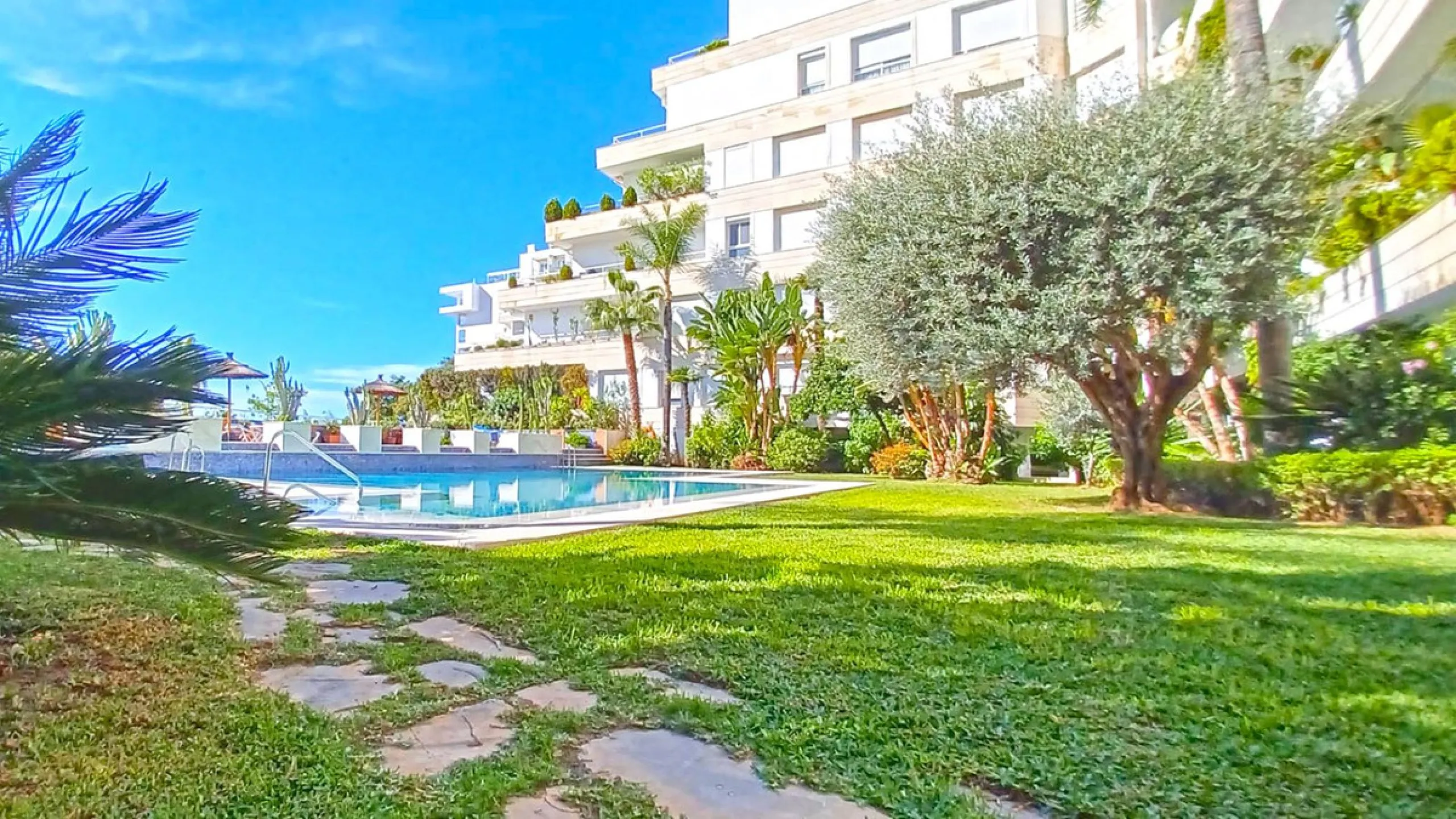 Beautiful, fully furnished and equipped studio apartment located in an iconic Marbella building, just steps from the beach in the town center and its promenade. South-facing, it has a total built area of ​​52 m². The layout includes an entrance hall, sepa