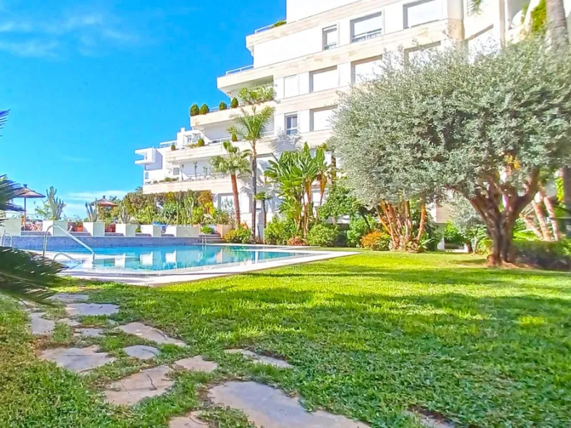 Beautiful, fully furnished and equipped studio apartment located in an iconic Marbella building, just steps from the beach in the town center and its promenade. South-facing, it has a total built area of ​​52 m². The layout includes an entrance hall, sepa