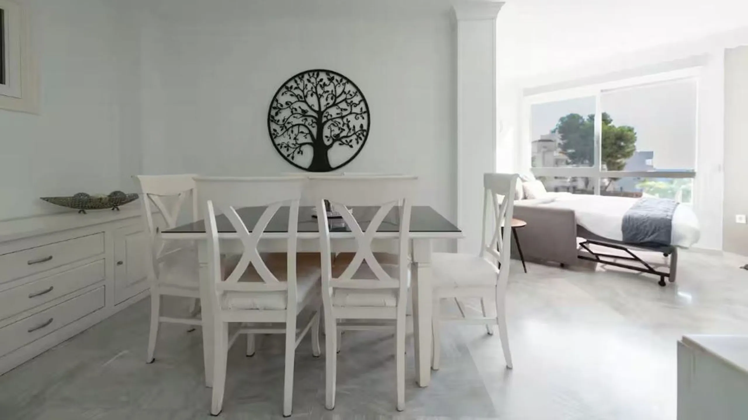 Beautiful, fully furnished and equipped studio apartment located in an iconic Marbella building, just steps from the beach in the town center and its promenade. South-facing, it has a total built area of ​​52 m². The layout includes an entrance hall, sepa