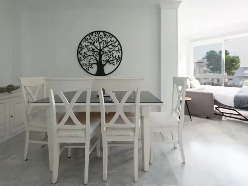 Beautiful, fully furnished and equipped studio apartment located in an iconic Marbella building, just steps from the beach in the town center and its promenade. South-facing, it has a total built area of ​​52 m². The layout includes an entrance hall, sepa