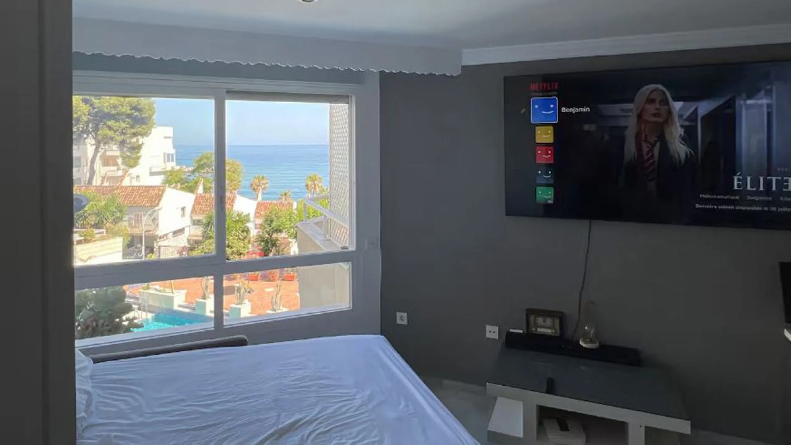 Beautiful, fully furnished and equipped studio apartment located in an iconic Marbella building, just steps from the beach in the town center and its promenade. South-facing, it has a total built area of ​​52 m². The layout includes an entrance hall, sepa