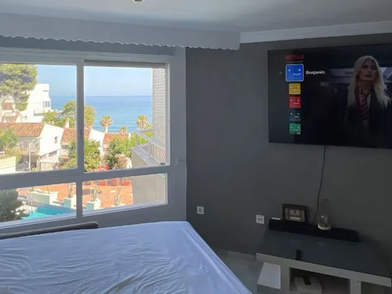 Beautiful, fully furnished and equipped studio apartment located in an iconic Marbella building, just steps from the beach in the town center and its promenade. South-facing, it has a total built area of ​​52 m². The layout includes an entrance hall, sepa