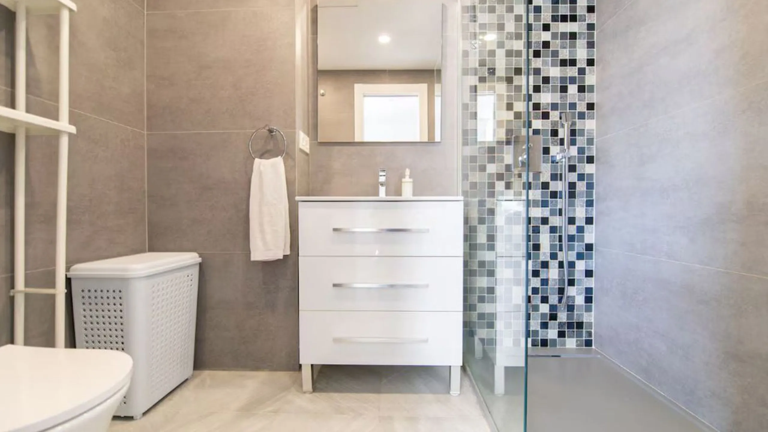 Beautiful, fully furnished and equipped studio apartment located in an iconic Marbella building, just steps from the beach in the town center and its promenade. South-facing, it has a total built area of ​​52 m². The layout includes an entrance hall, sepa