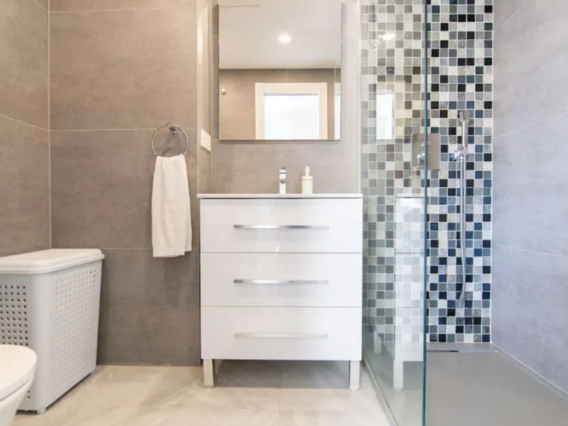 Beautiful, fully furnished and equipped studio apartment located in an iconic Marbella building, just steps from the beach in the town center and its promenade. South-facing, it has a total built area of ​​52 m². The layout includes an entrance hall, sepa