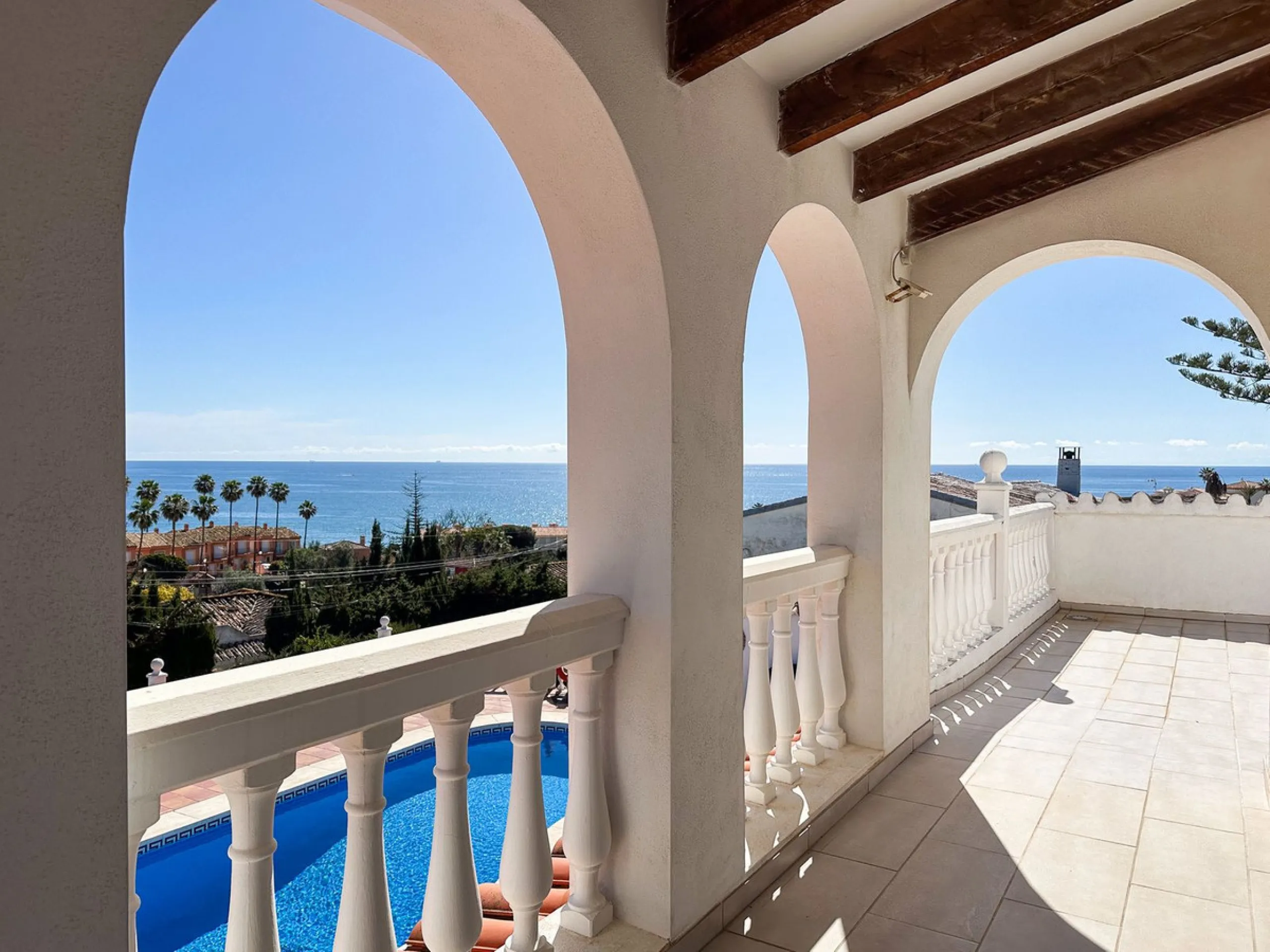 Villa with 1,500 m² Plot and Sea Views in Estepona – A Unique Opportunity with Great Potential