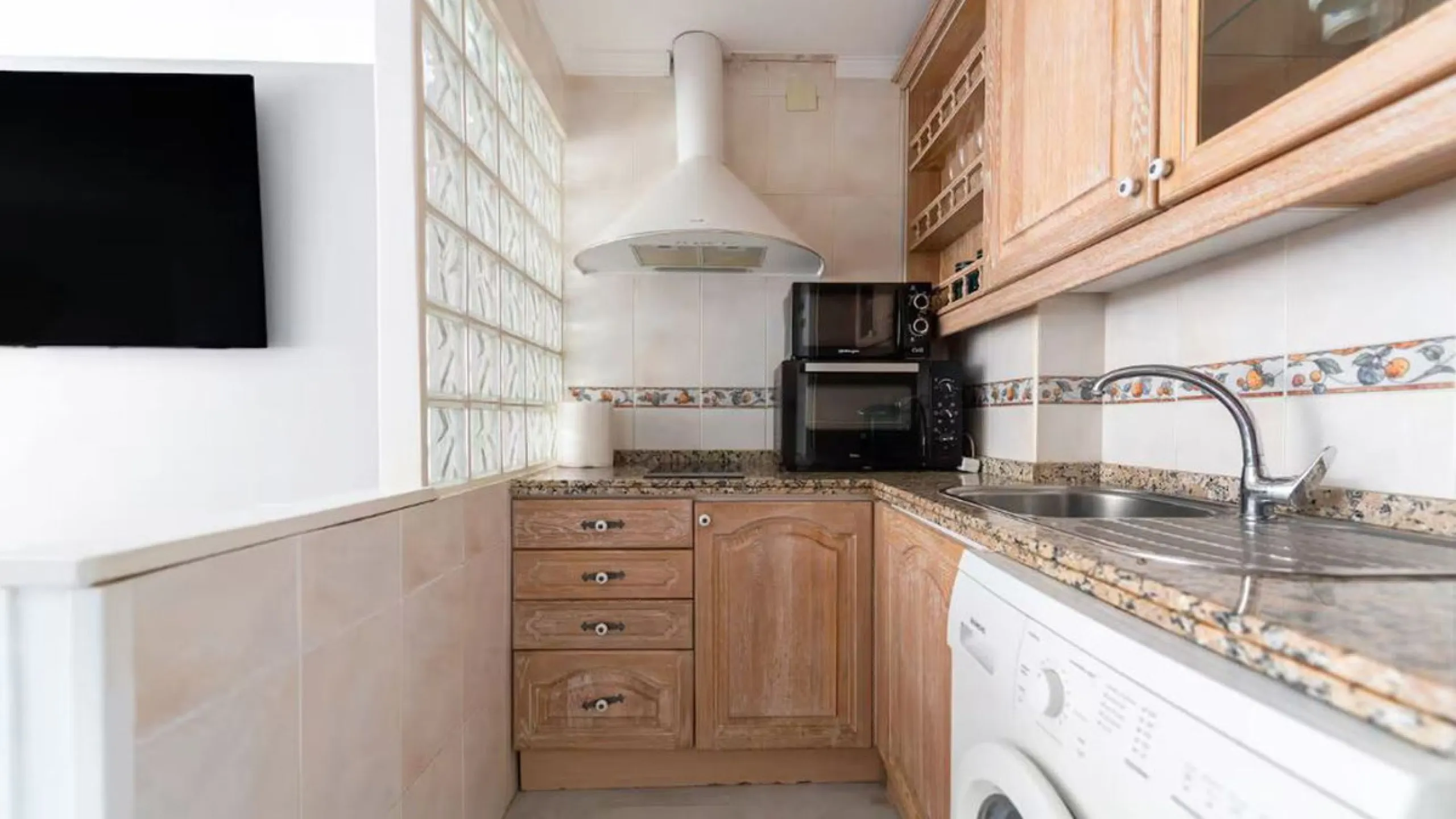 Beautiful, fully furnished and equipped studio apartment located in an iconic Marbella building, just steps from the beach in the town center and its promenade. South-facing, it has a total built area of ​​52 m². The layout includes an entrance hall, sepa