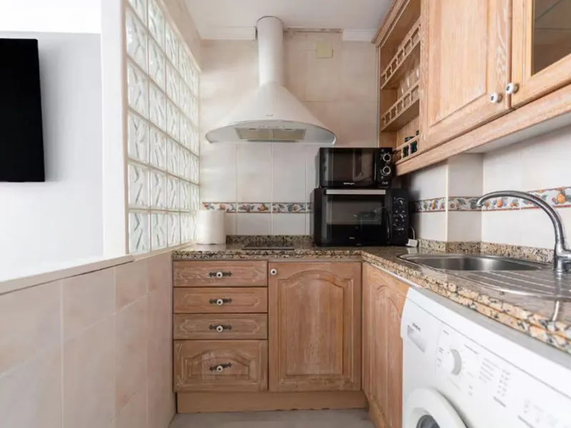 Beautiful, fully furnished and equipped studio apartment located in an iconic Marbella building, just steps from the beach in the town center and its promenade. South-facing, it has a total built area of ​​52 m². The layout includes an entrance hall, sepa