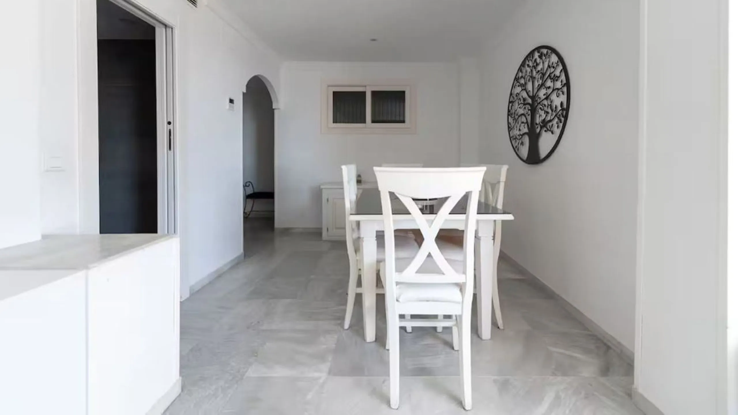 Beautiful, fully furnished and equipped studio apartment located in an iconic Marbella building, just steps from the beach in the town center and its promenade. South-facing, it has a total built area of ​​52 m². The layout includes an entrance hall, sepa