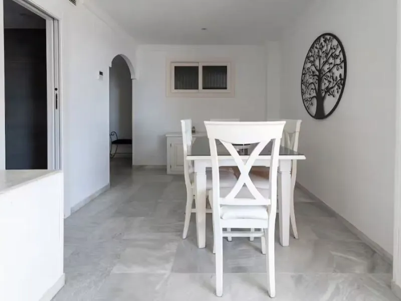 Beautiful, fully furnished and equipped studio apartment located in an iconic Marbella building, just steps from the beach in the town center and its promenade. South-facing, it has a total built area of ​​52 m². The layout includes an entrance hall, sepa