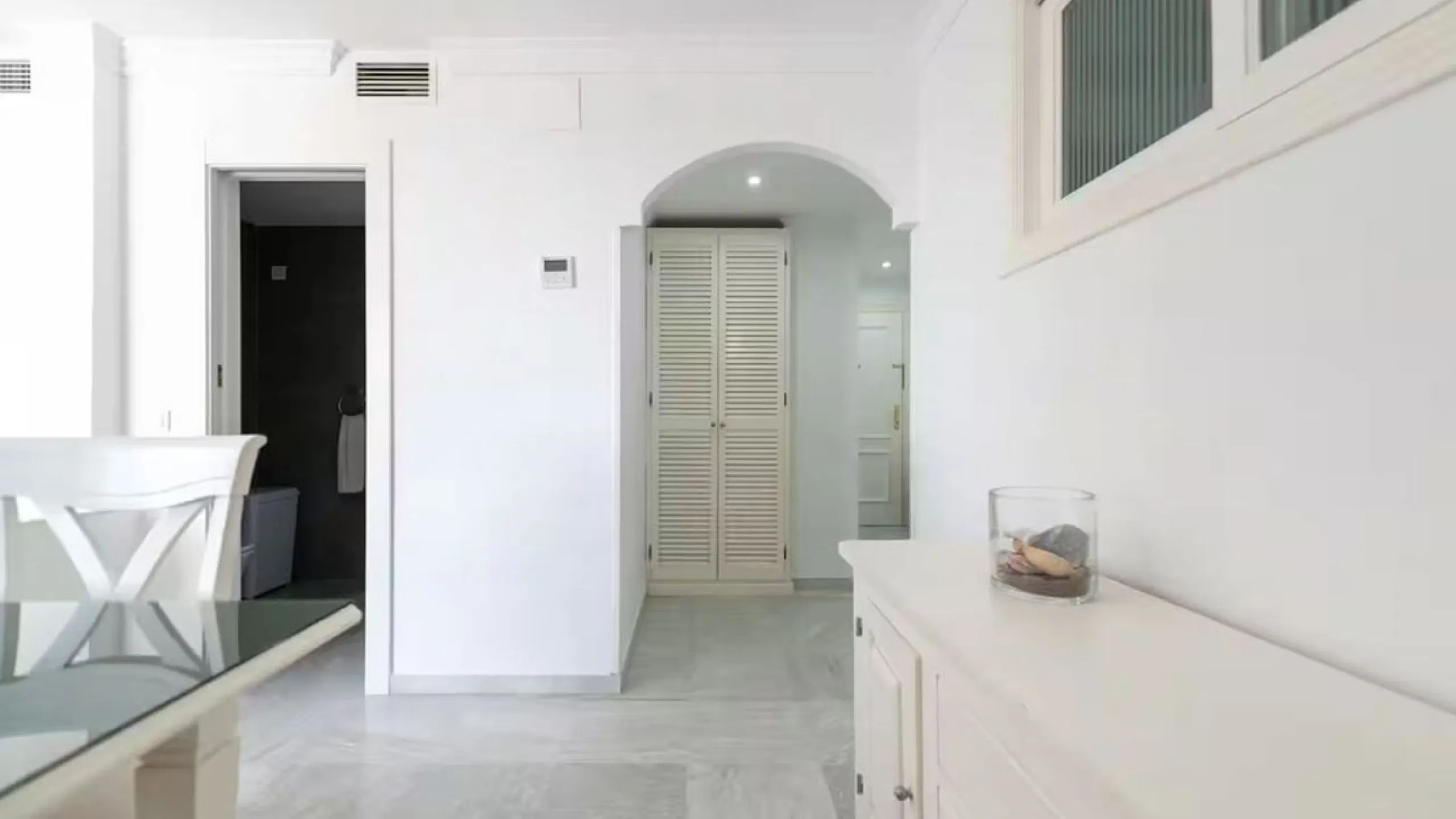 Beautiful, fully furnished and equipped studio apartment located in an iconic Marbella building, just steps from the beach in the town center and its promenade. South-facing, it has a total built area of ​​52 m². The layout includes an entrance hall, sepa