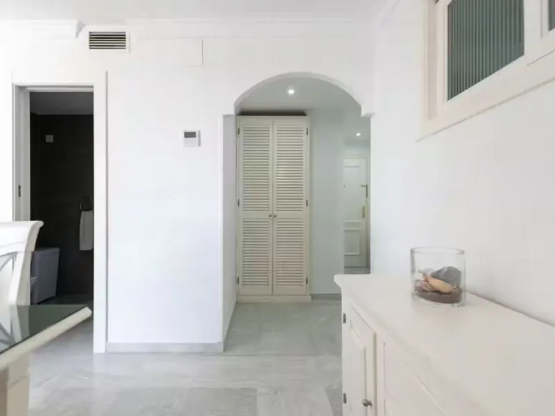 Beautiful, fully furnished and equipped studio apartment located in an iconic Marbella building, just steps from the beach in the town center and its promenade. South-facing, it has a total built area of ​​52 m². The layout includes an entrance hall, sepa