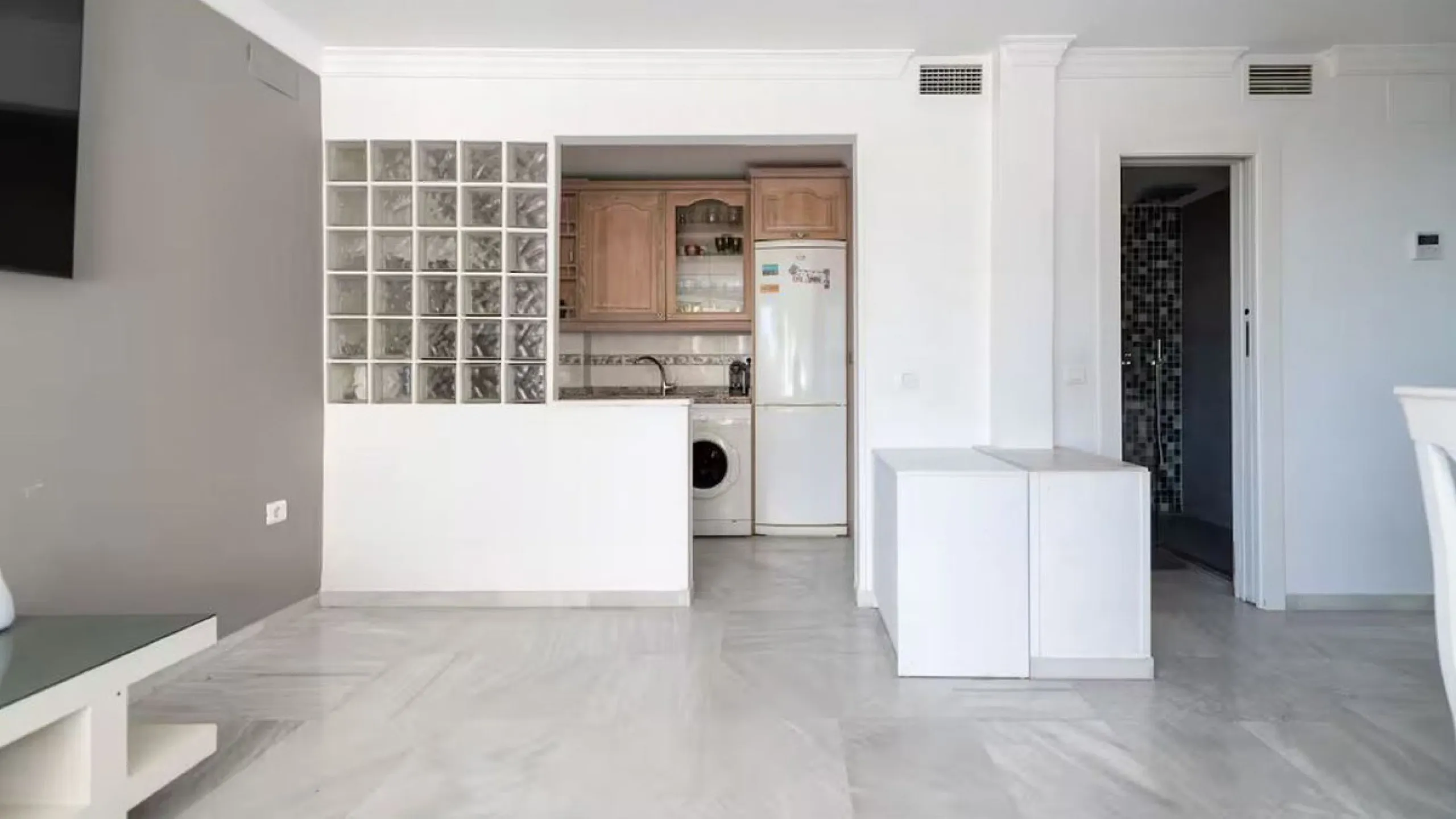 Beautiful, fully furnished and equipped studio apartment located in an iconic Marbella building, just steps from the beach in the town center and its promenade. South-facing, it has a total built area of ​​52 m². The layout includes an entrance hall, sepa