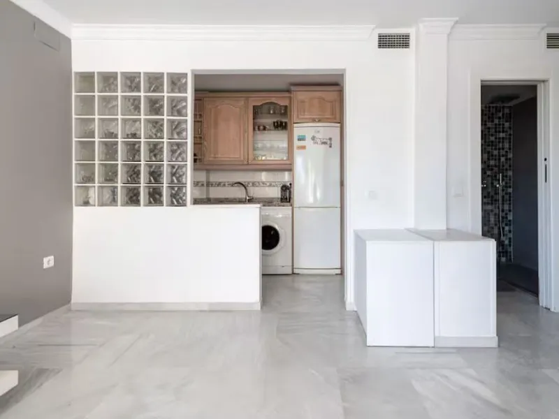 Beautiful, fully furnished and equipped studio apartment located in an iconic Marbella building, just steps from the beach in the town center and its promenade. South-facing, it has a total built area of ​​52 m². The layout includes an entrance hall, sepa