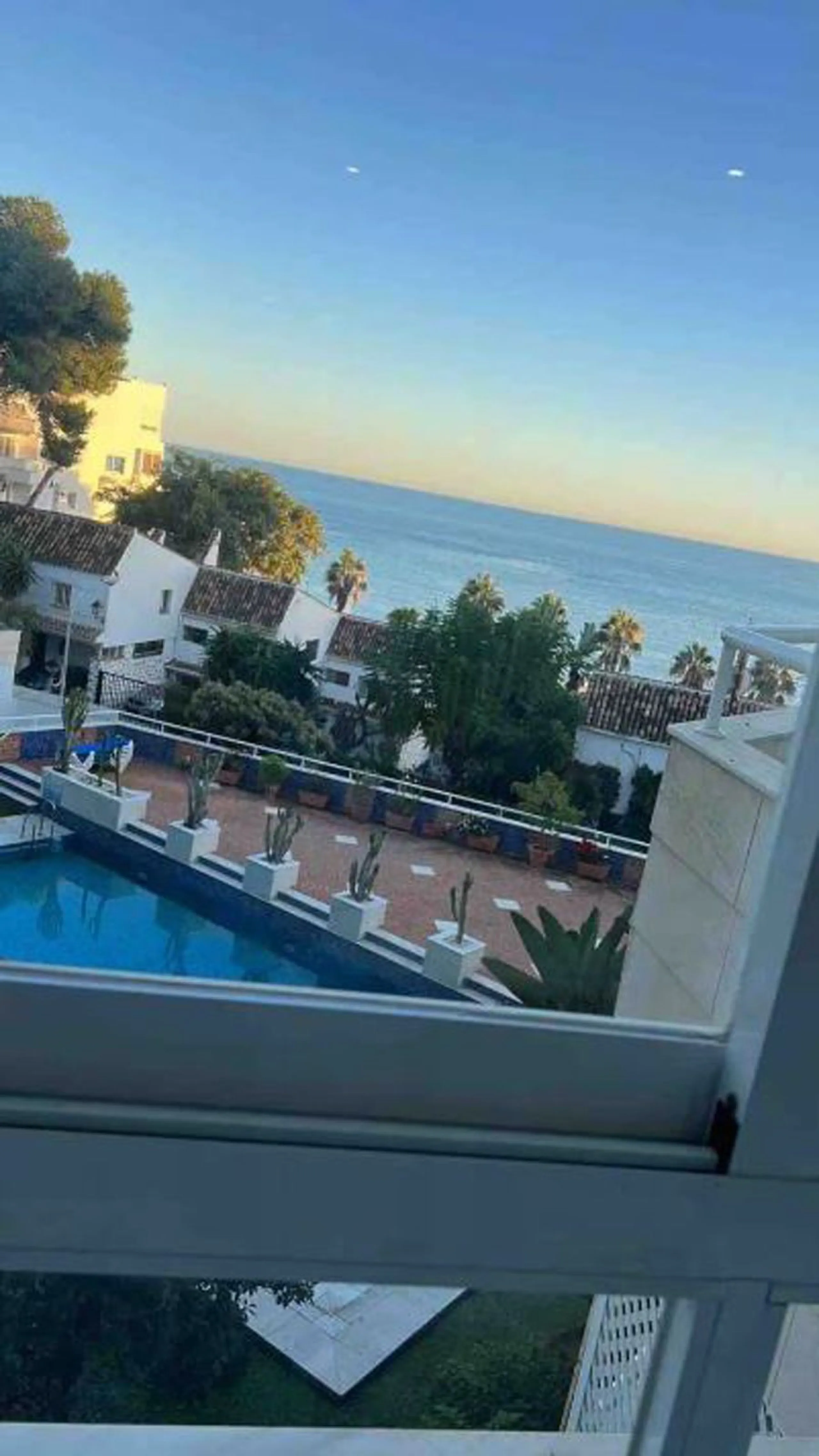 Beautiful, fully furnished and equipped studio apartment located in an iconic Marbella building, just steps from the beach in the town center and its promenade. South-facing, it has a total built area of ​​52 m². The layout includes an entrance hall, sepa