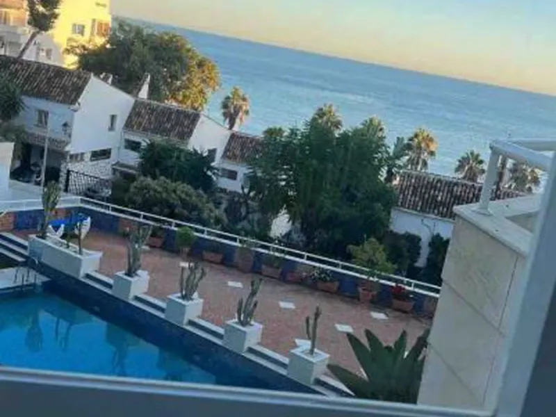 Beautiful, fully furnished and equipped studio apartment located in an iconic Marbella building, just steps from the beach in the town center and its promenade. South-facing, it has a total built area of ​​52 m². The layout includes an entrance hall, sepa
