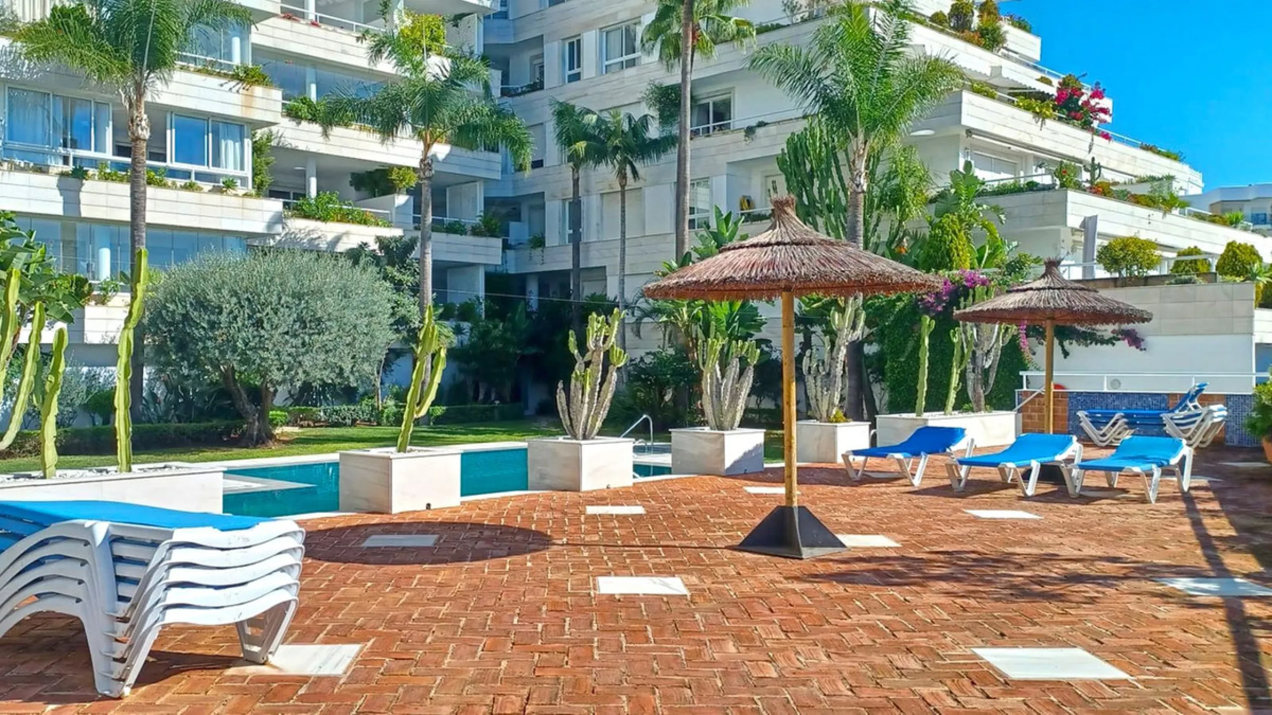 Beautiful, fully furnished and equipped studio apartment located in an iconic Marbella building, just steps from the beach in the town center and its promenade. South-facing, it has a total built area of ​​52 m². The layout includes an entrance hall, sepa