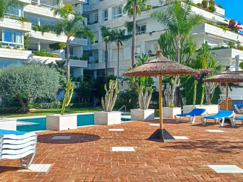 Beautiful, fully furnished and equipped studio apartment located in an iconic Marbella building, just steps from the beach in the town center and its promenade. South-facing, it has a total built area of ​​52 m². The layout includes an entrance hall, sepa
