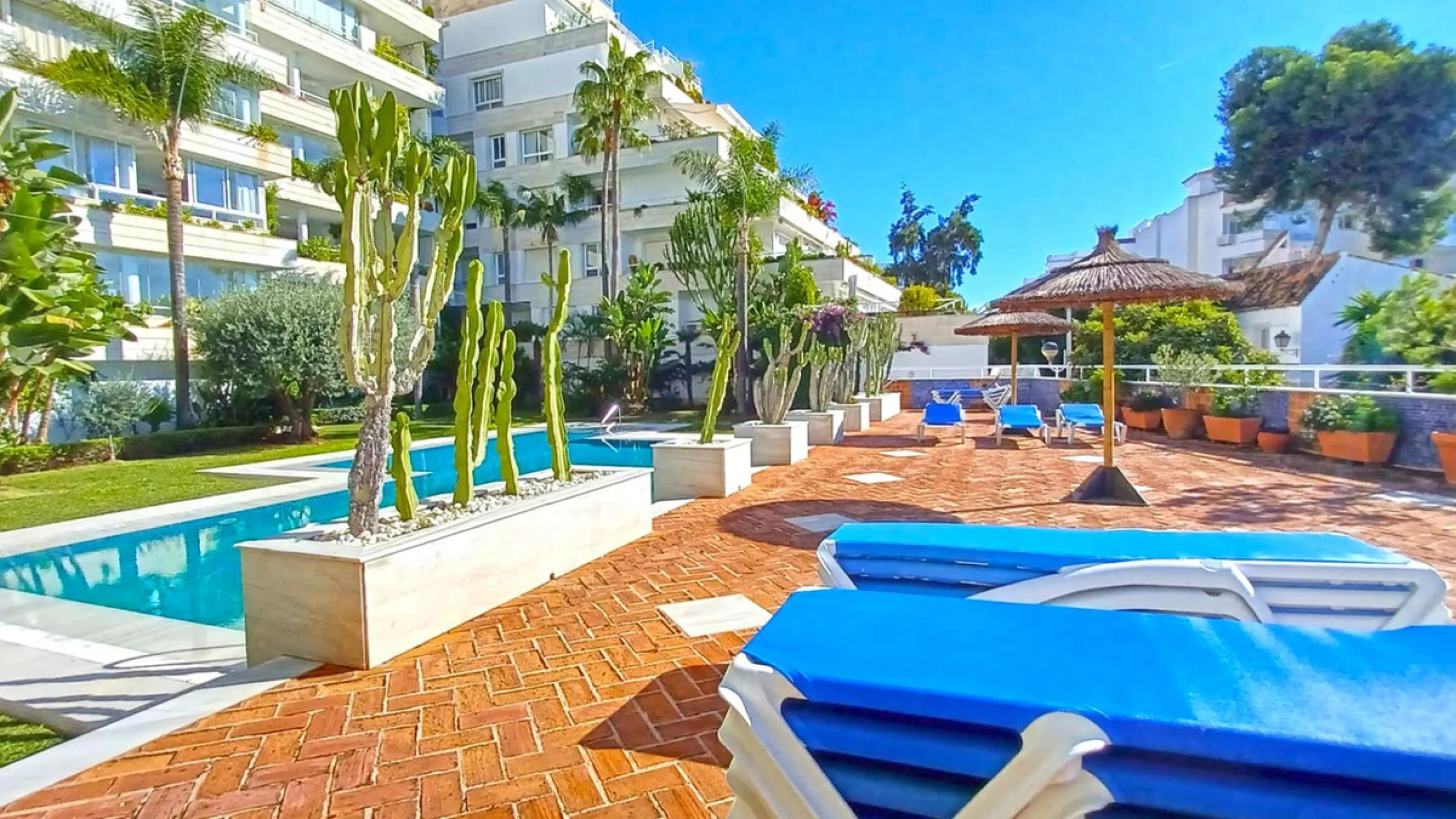 Beautiful, fully furnished and equipped studio apartment located in an iconic Marbella building, just steps from the beach in the town center and its promenade. South-facing, it has a total built area of ​​52 m². The layout includes an entrance hall, sepa