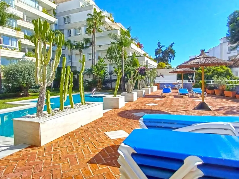 Beautiful, fully furnished and equipped studio apartment located in an iconic Marbella building, just steps from the beach in the town center and its promenade. South-facing, it has a total built area of ​​52 m². The layout includes an entrance hall, sepa