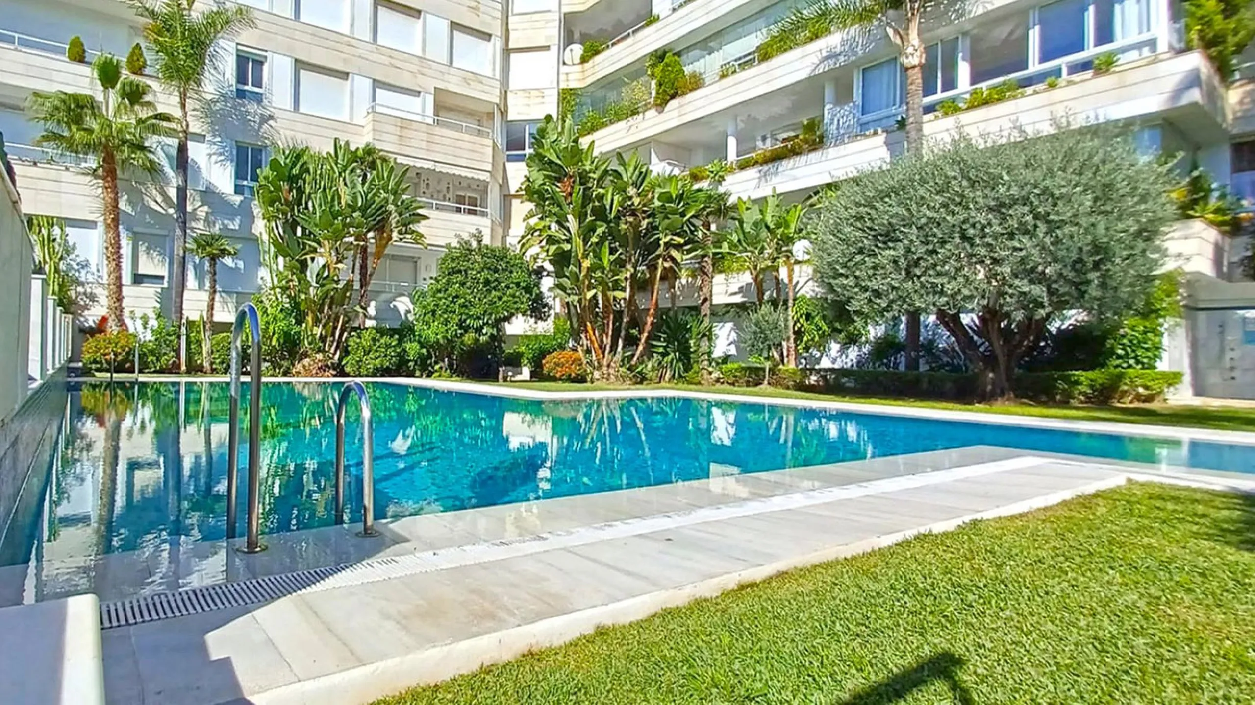 Beautiful, fully furnished and equipped studio apartment located in an iconic Marbella building, just steps from the beach in the town center and its promenade. South-facing, it has a total built area of ​​52 m². The layout includes an entrance hall, sepa