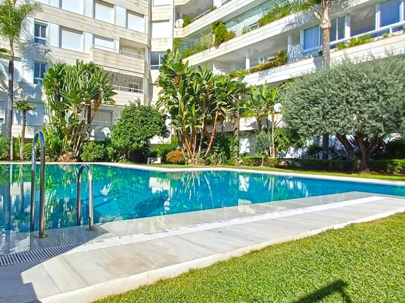 Beautiful, fully furnished and equipped studio apartment located in an iconic Marbella building, just steps from the beach in the town center and its promenade. South-facing, it has a total built area of ​​52 m². The layout includes an entrance hall, sepa