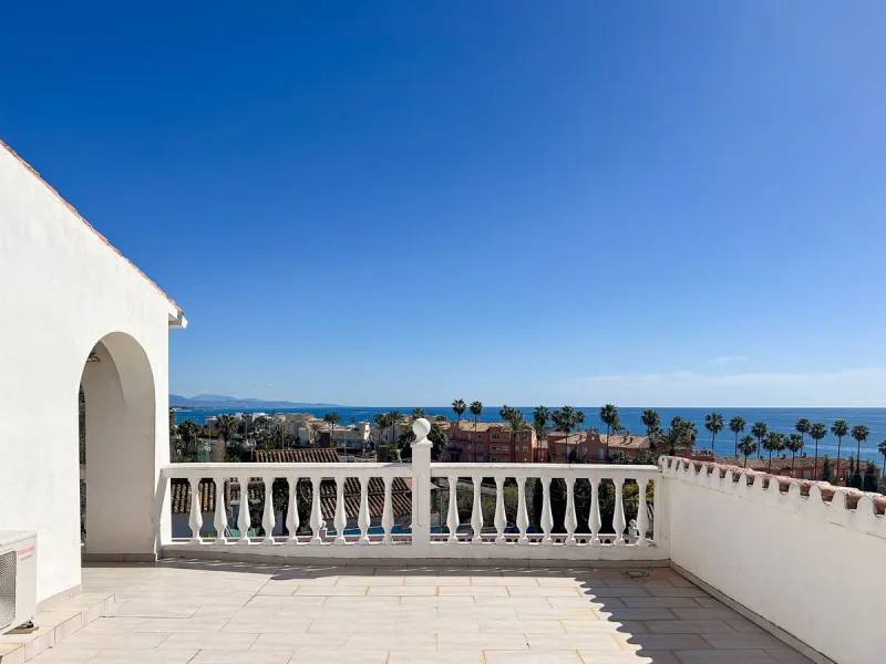 Villa with 1,500 m² Plot and Sea Views in Estepona – A Unique Opportunity with Great Potential