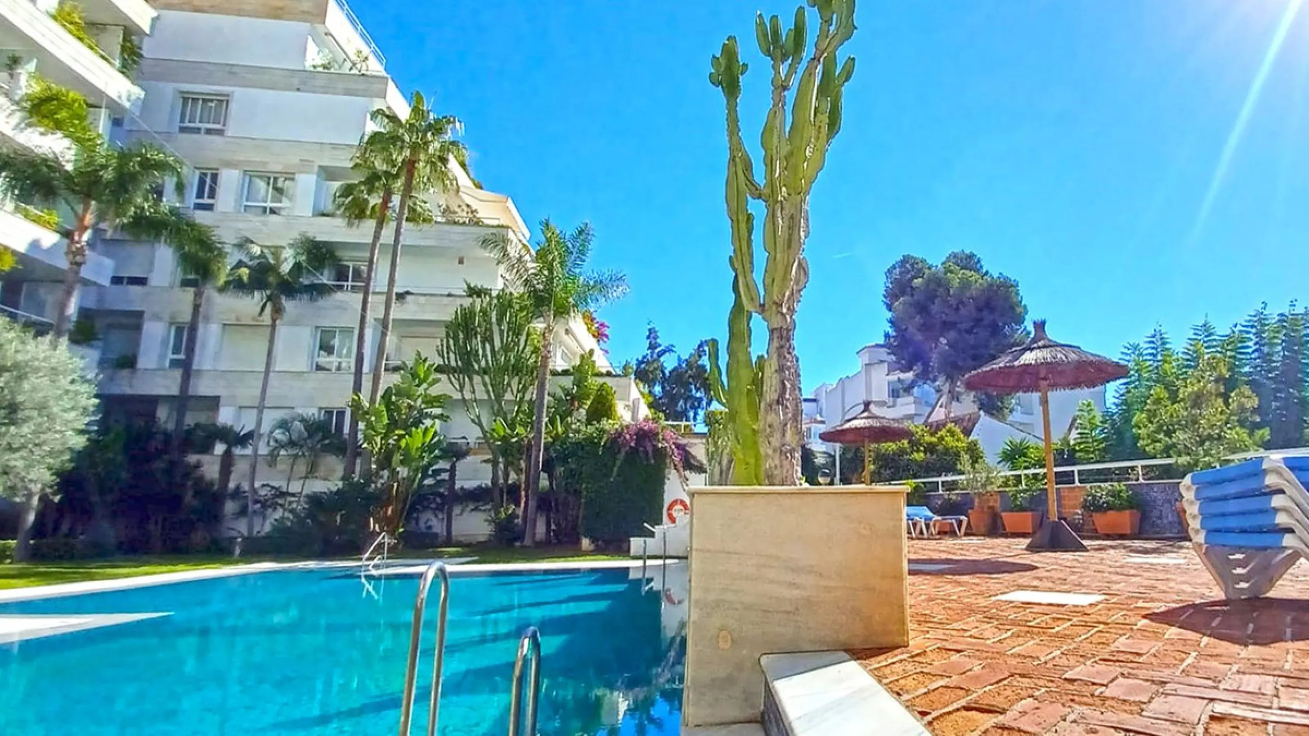 Beautiful, fully furnished and equipped studio apartment located in an iconic Marbella building, just steps from the beach in the town center and its promenade. South-facing, it has a total built area of ​​52 m². The layout includes an entrance hall, sepa
