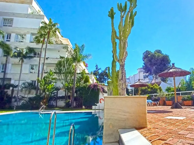 Beautiful, fully furnished and equipped studio apartment located in an iconic Marbella building, just steps from the beach in the town center and its promenade. South-facing, it has a total built area of ​​52 m². The layout includes an entrance hall, sepa