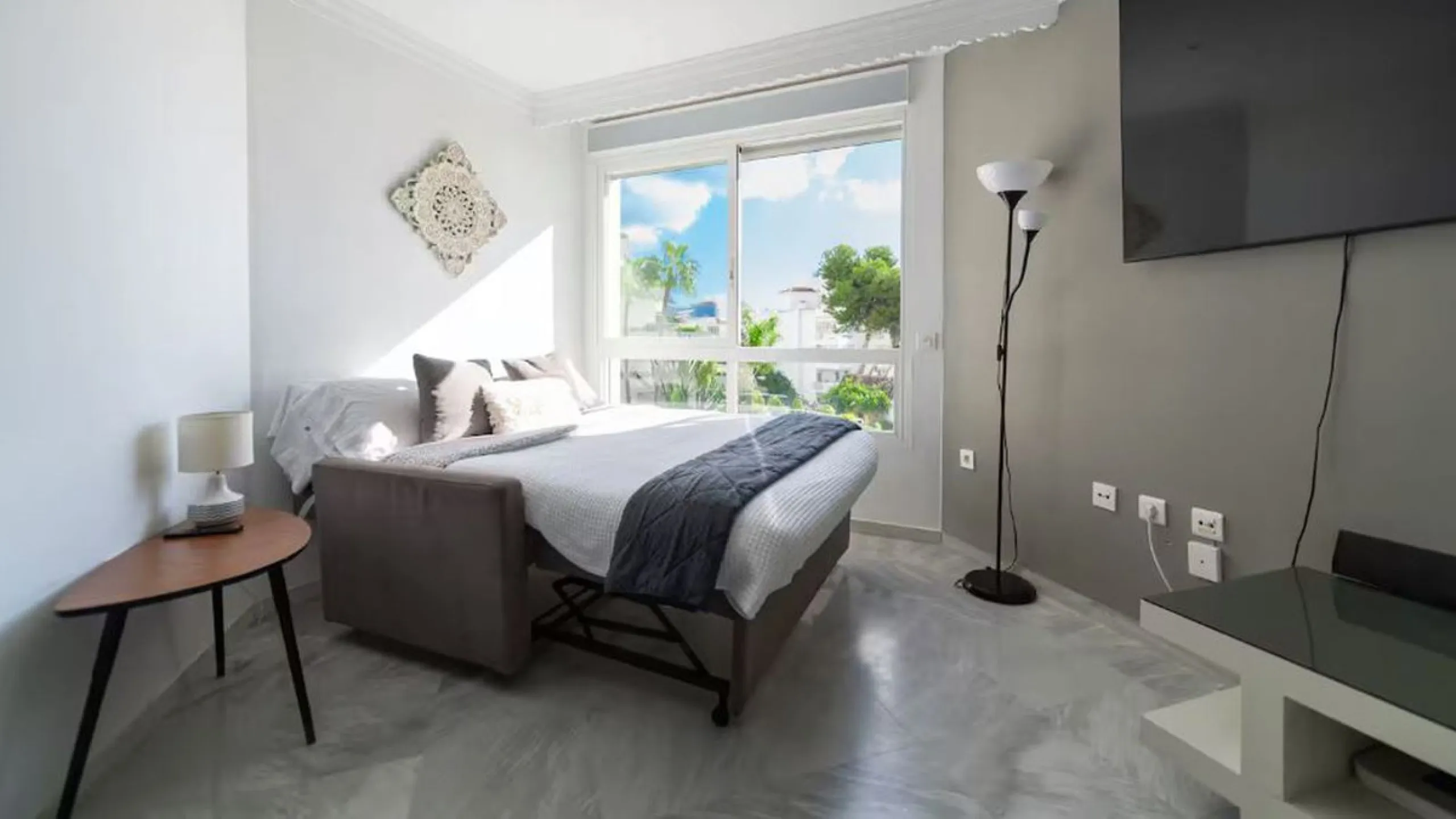 Beautiful, fully furnished and equipped studio apartment located in an iconic Marbella building, just steps from the beach in the town center and its promenade. South-facing, it has a total built area of ​​52 m². The layout includes an entrance hall, sepa
